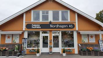 Foto: Robert Walmann/ifi.no<br/>I sentrum av Lena ligger butikken som trekker folk fra hele Sør-Norge. Happy Homes-butikken tilbyr kundene alt de trenger for å pusse opp. 