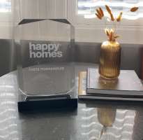ÅRETS FORHANDLER: Happy  Homes Malerbua ble tildelt utmerkelsen Årets forhandler fordi de er dyktige på service,  fagkunnskap og rådgivning. Butikken er gode representanter for Happy  Homes-merkevaren og driver lønnsomt.
