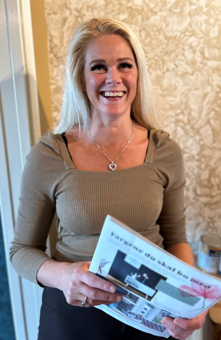 dame i brun genser med hjerteformet anheng