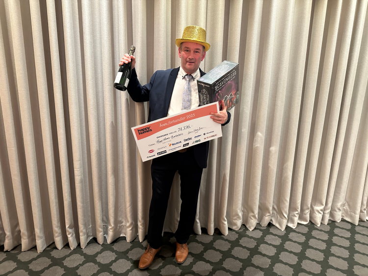 mann prisvinner hatt