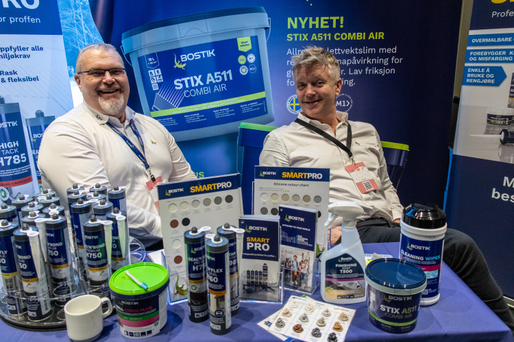 to menn sitter bak bord med mange fugeprodukter 