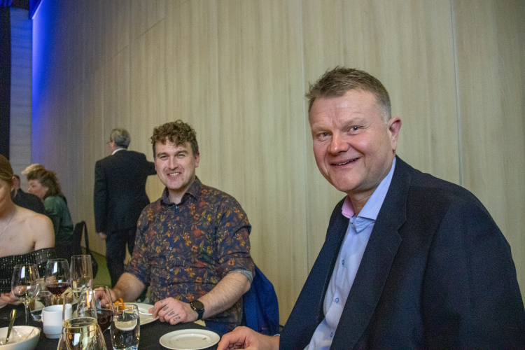 to menn ved middagsbord under festmiddag 