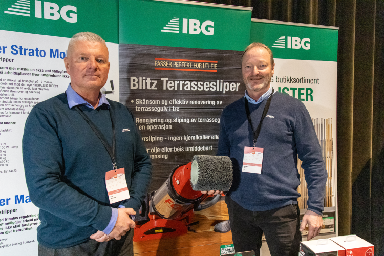 to menn med verktøy, den ene holder en svær børste