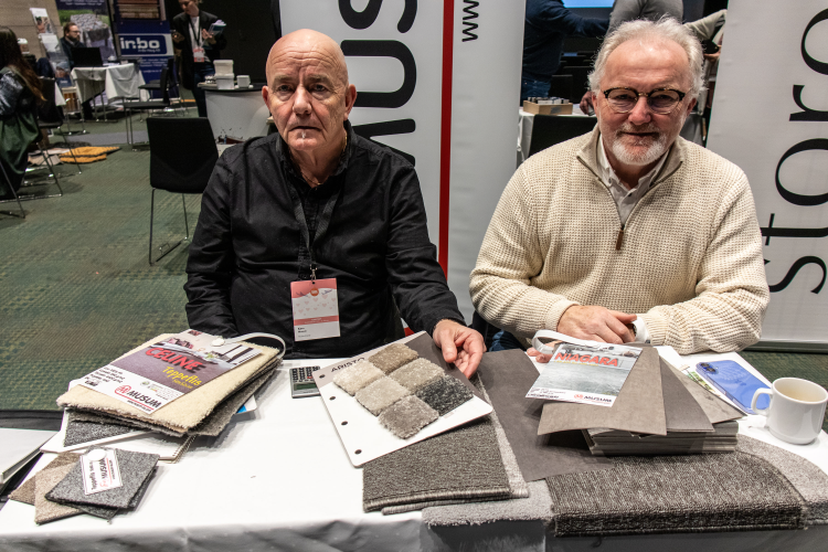 to menn ved bord med gulvprøver. 