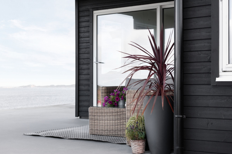 Brunsort fasade malt med maling fra Happy Homes