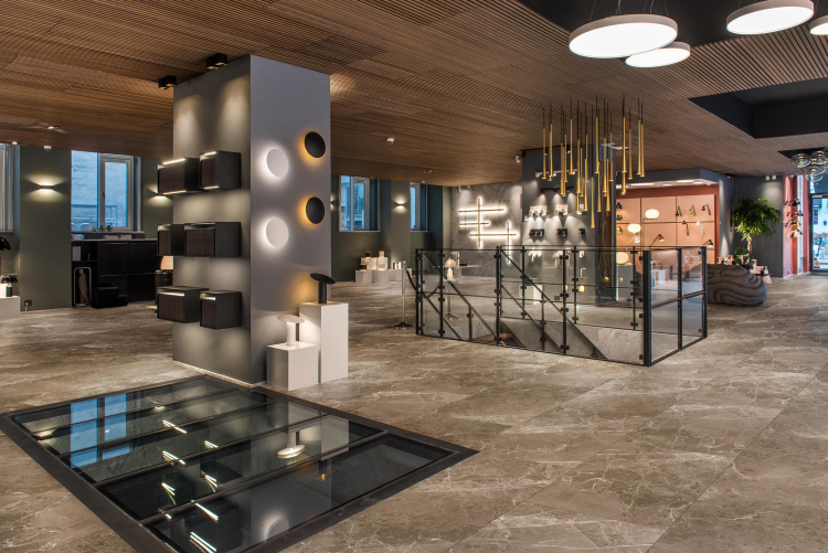 Et rom med vinylgulv med design av fliser