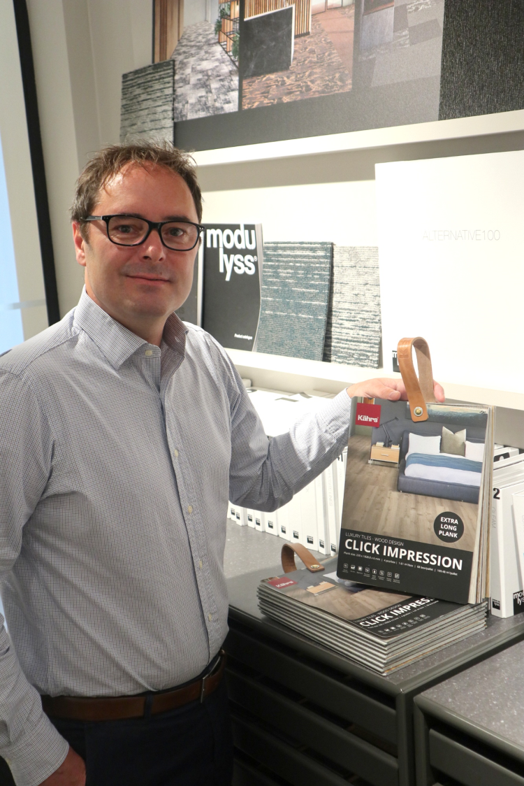 Raymond Johansen viser prøver at gulv