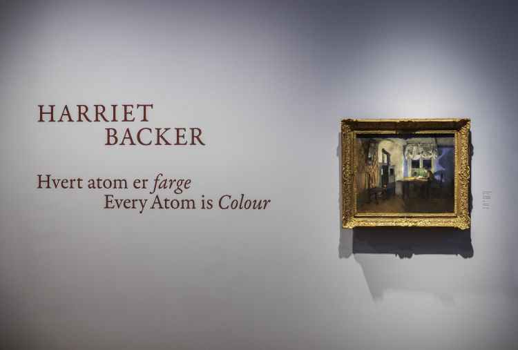 maleri på vegg ved siden av tekst HARRIET BACKER