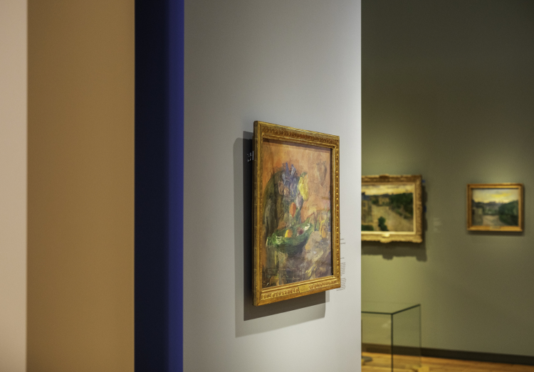 bilde på museum med grønne og grå vegger, blå detaljer 