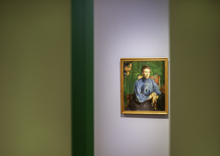 portrettmaleri av dam på grå vegg, grønne vegger rundt