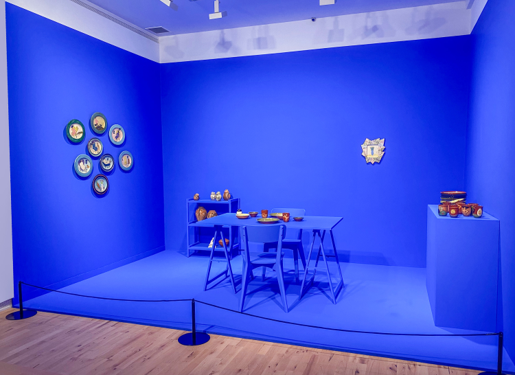 interiør i koboltblått på museum