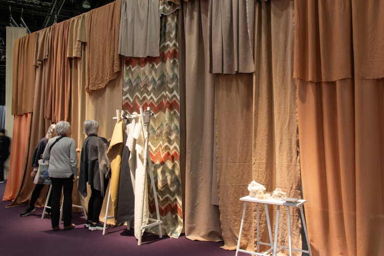 ferskenfargede tekstiler