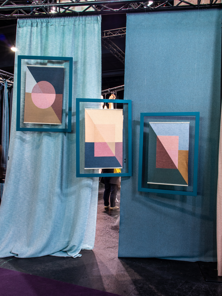 tekstilbilder mot blå bakgrunn