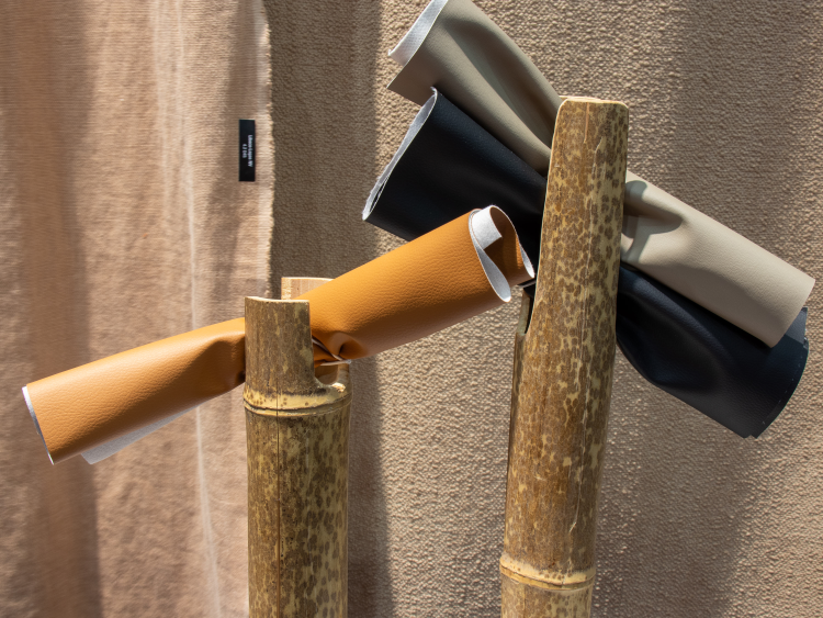 ruller med lærstoff på bambusstativ