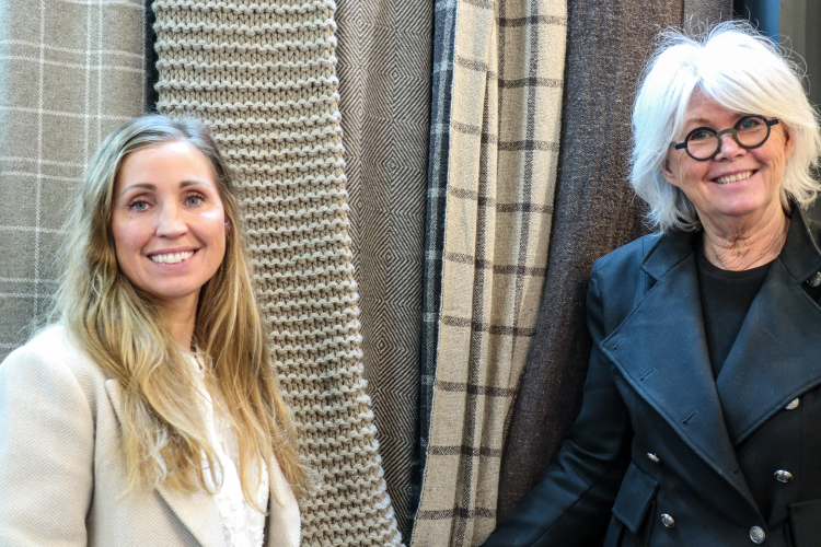 to kvinner foran tekstiler