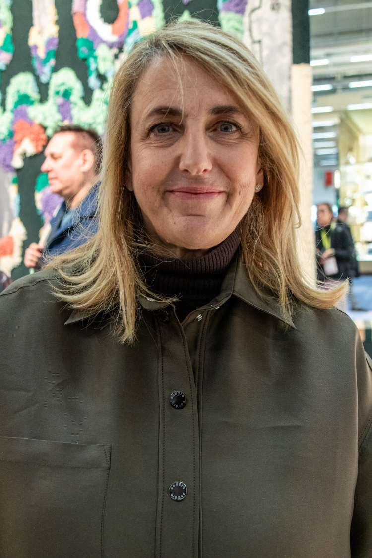 dame sort genser brun bluse lyst hår