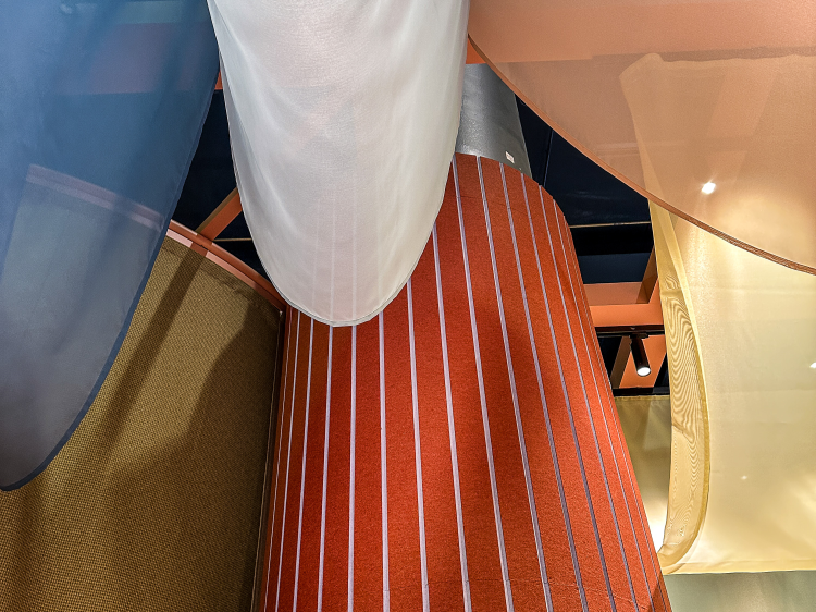 luftige lette gadiner i ulike farger 