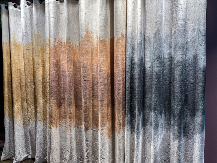 tre ulike gardiner i hvitt med felt på midten med fargegradering