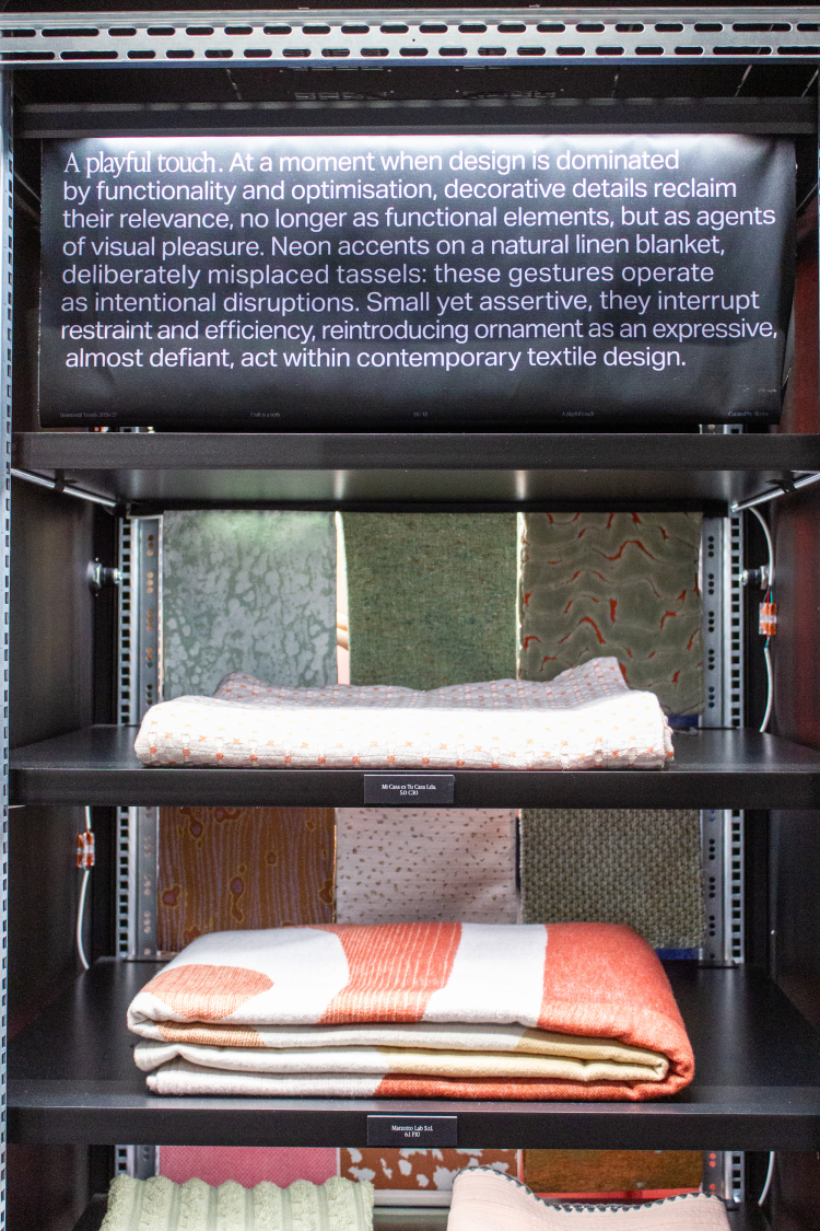 reol med tekstil og forklarende plakat på toppen