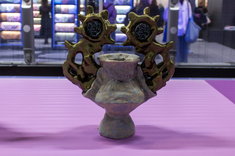 keramisk skulptur skapt av AI og menneske