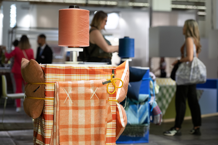 Korallfarget ullpledd i trendutstilling