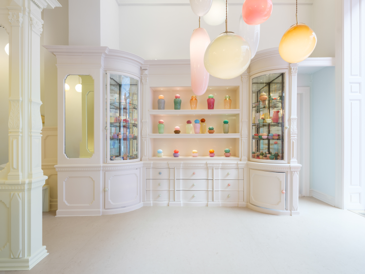 Butikkinteriør med glasskunst i pastellfarger