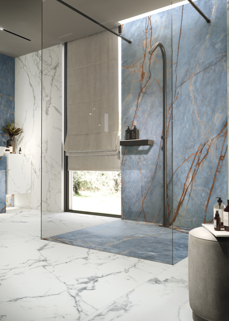 blå og lyse marmorfliser i baderom med dusj