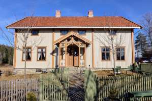 HERSKAPELIG: Skjeggenes gård i Setskog eies av Victoria Brand Munthe-Kaas og ektemannen Lars. De har restaurert den herskapelige gården tilbake til slik den var i 1880.