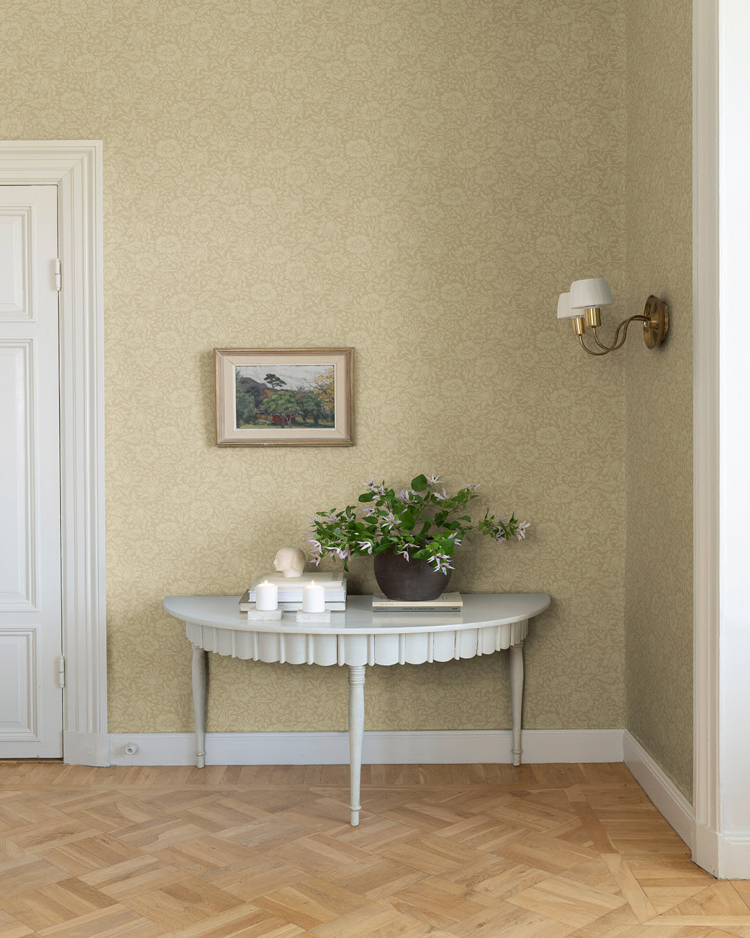 blomstrete tapet med hvitt bord foran