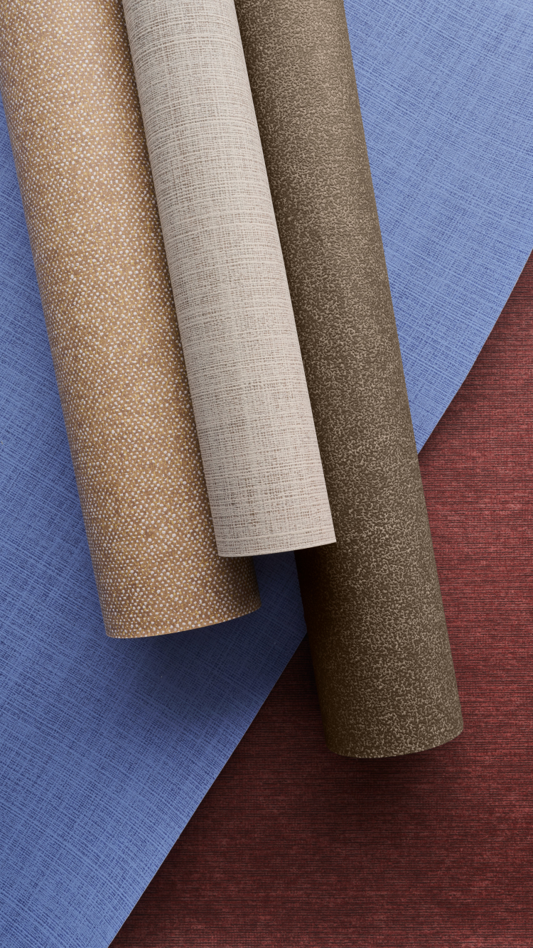 tre beige/brune tapetruller, ligger oppå en rød og en blå høyde