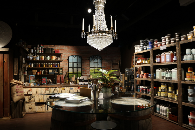 unikt innredet fargehandel med krystallkrone