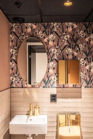 Med raus bruk av mønster og tapet, er det lite kontorpreg over dette toalettet.<br />Foto: Metropolis arkitektur & design