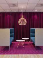 Foto: Unilon interiørarkitekter<br/>I de nye åpne kontorlandskapene skapes nye møteplasser. De hyggelige sonene kunne like gjerne vært en krok i stuen. 