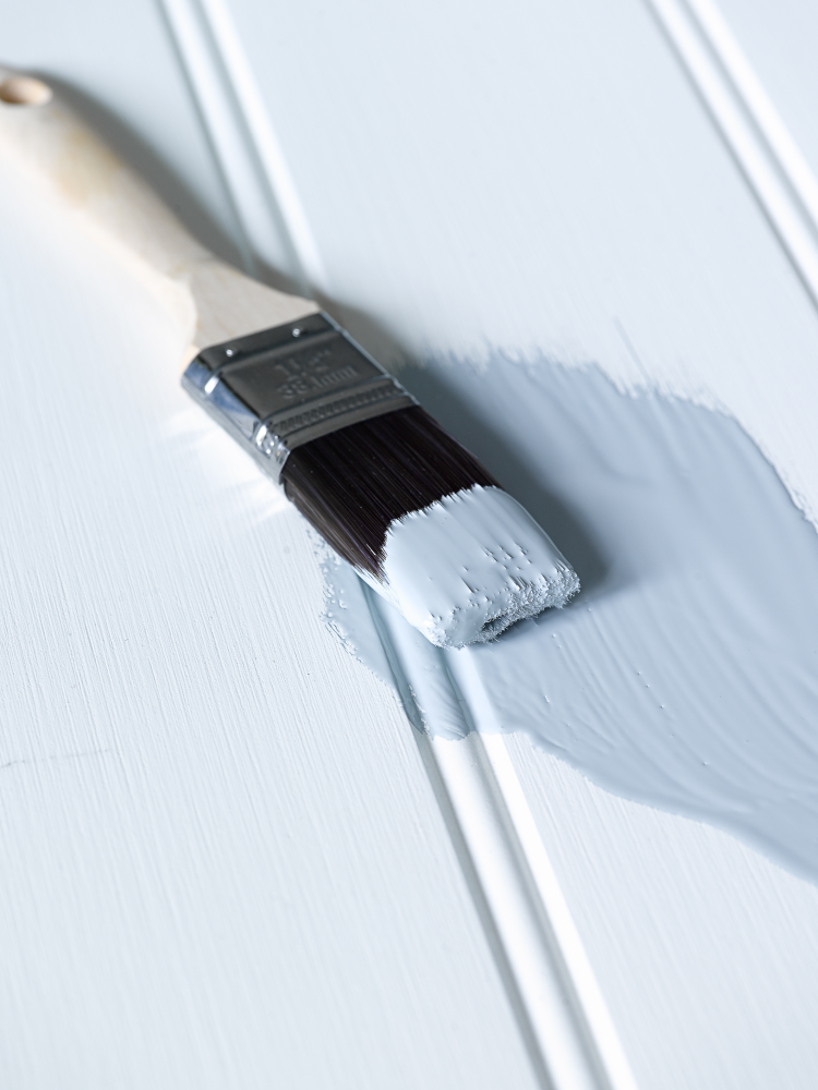pensel ligger på en plate av mdf-panel