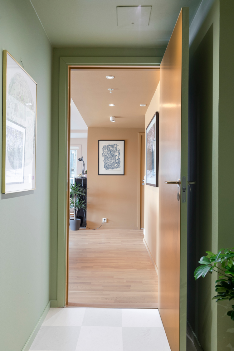 Grønnmalt gang malt med Pure&Original maling. Innsyn mot gang, farge Golden Majesty.