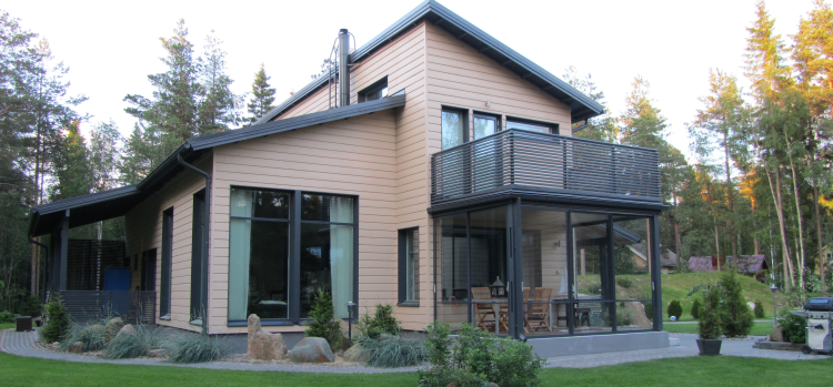 beige hus hage grønt