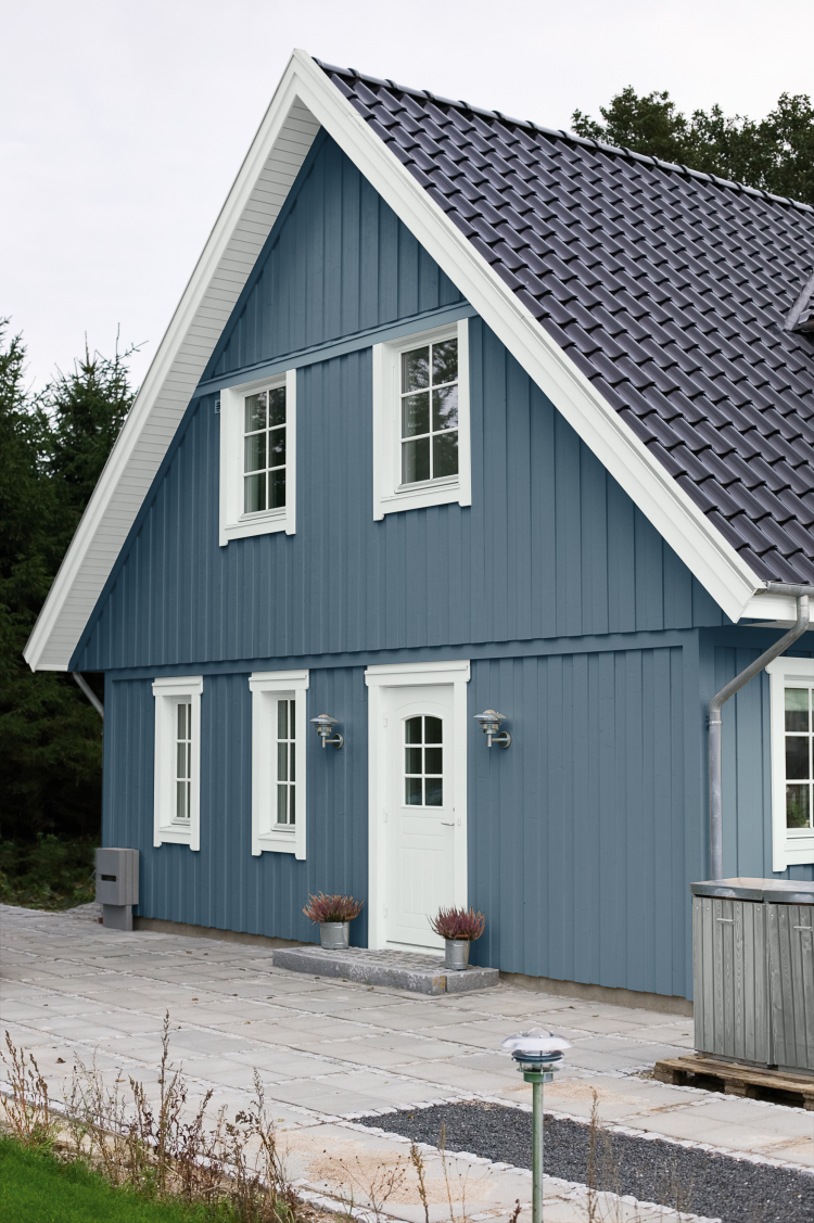 blått hus med hvitt