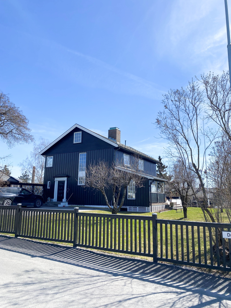 svart hus hage gjerde blå himmel