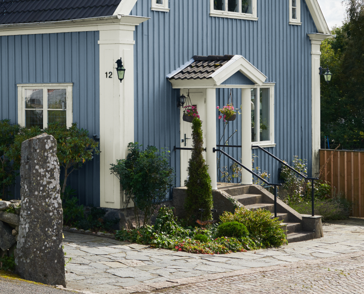 blått hus med hvitt