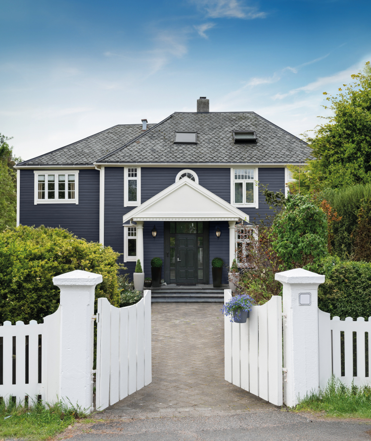 mørkt hus med hvitt hvit port
