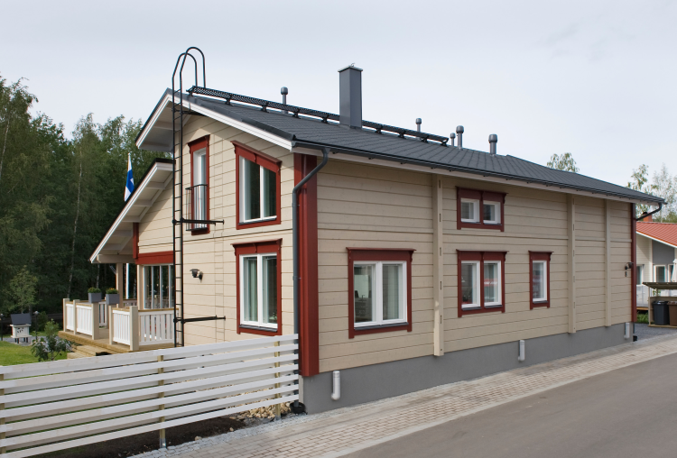 beige med rødt hus hvitt gjerde