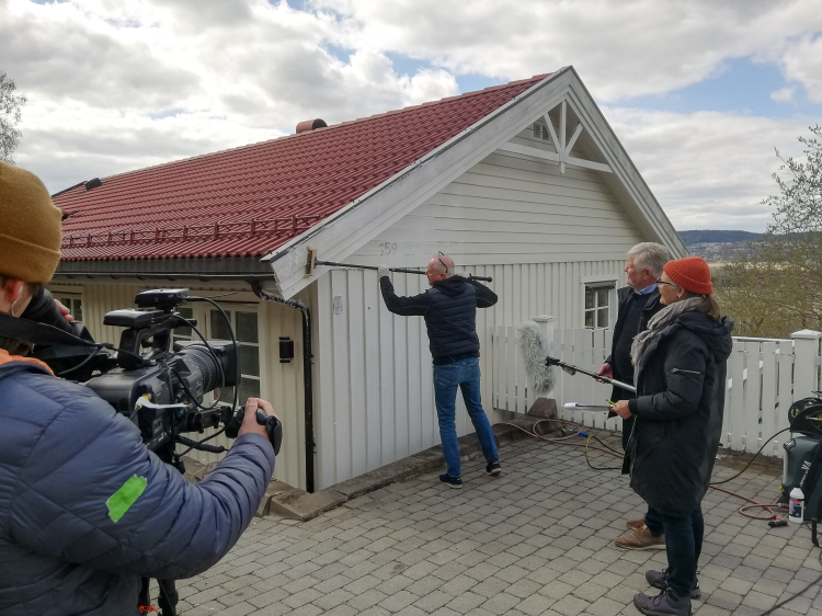 Filmopptak vask av hus utvendig