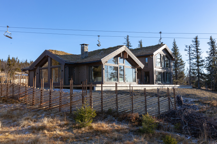 blå himmel hytte skiheis