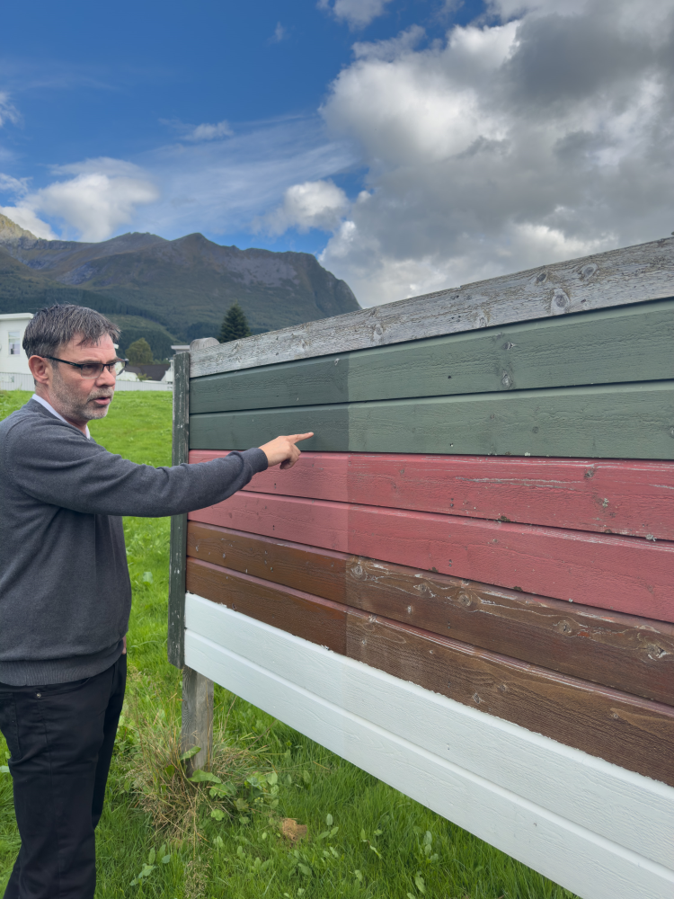 Børge Hovde peker på testveggen.