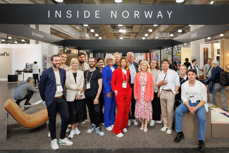 gruppe mennesker i utstillingsstand 