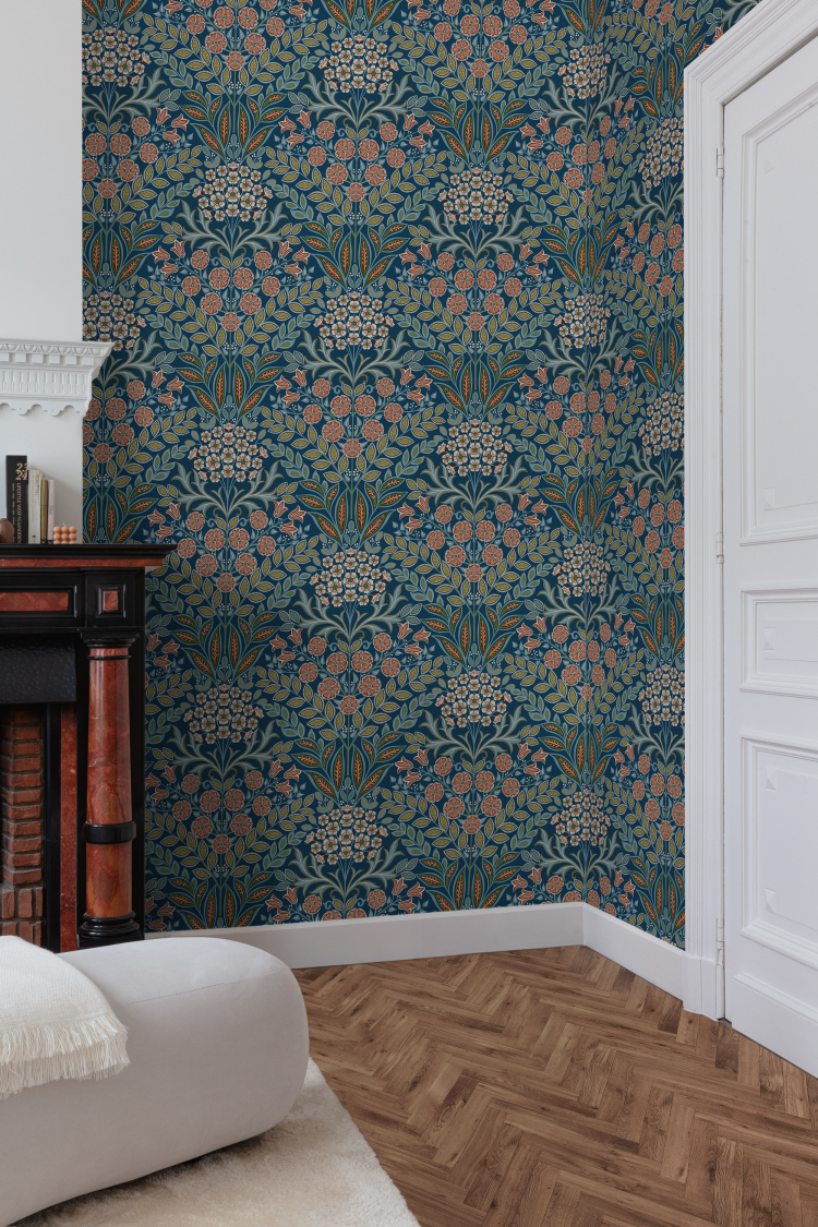 tapet med Morrisinspirert motiv