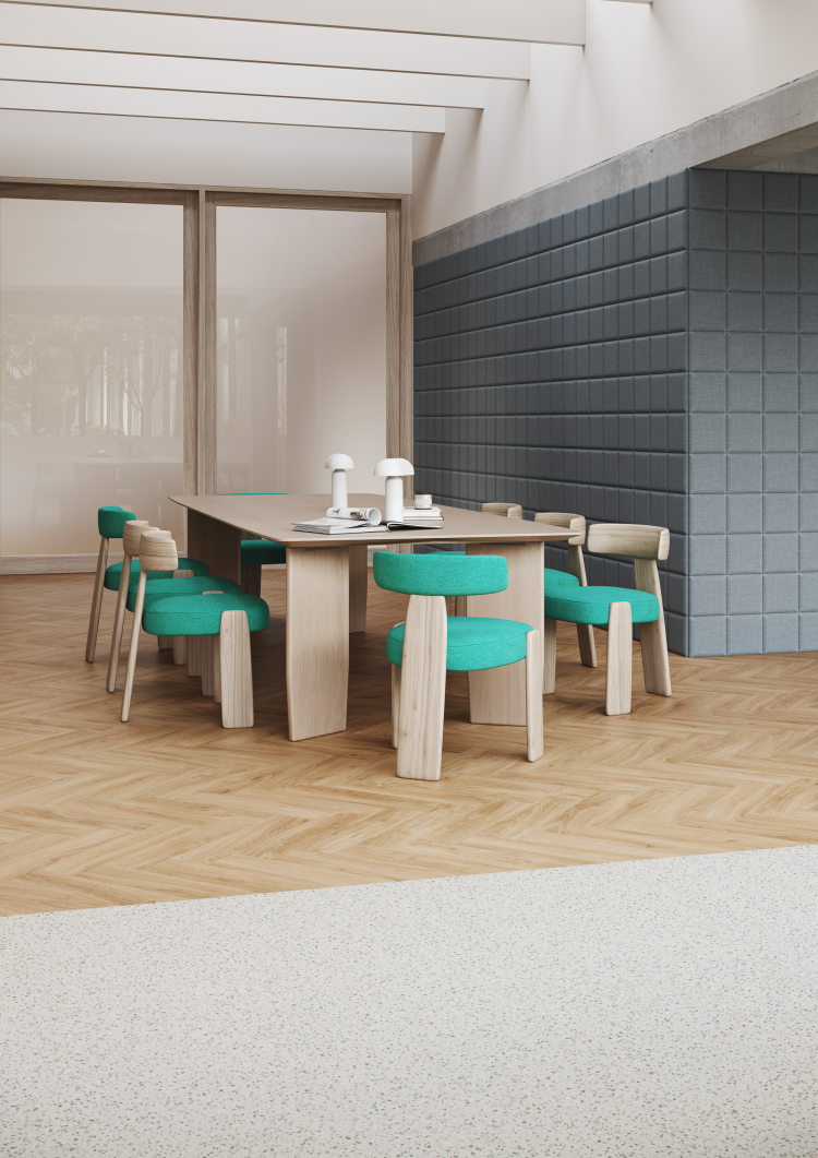 kontor med teppegulv og sone under bord med lvt som ser ut som fiskebeinsparkett