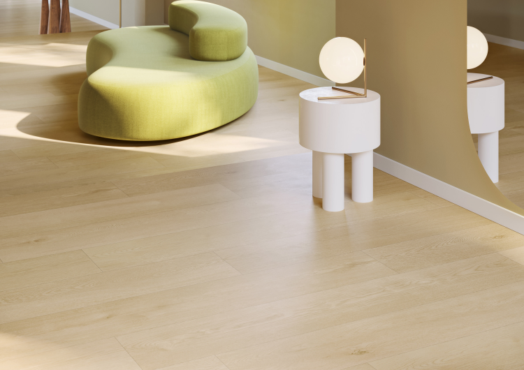 beige gulv med grønn stol og hvitt rundt bord