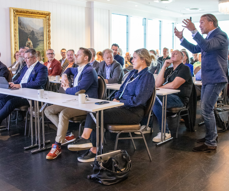 publikum hører på foredrag