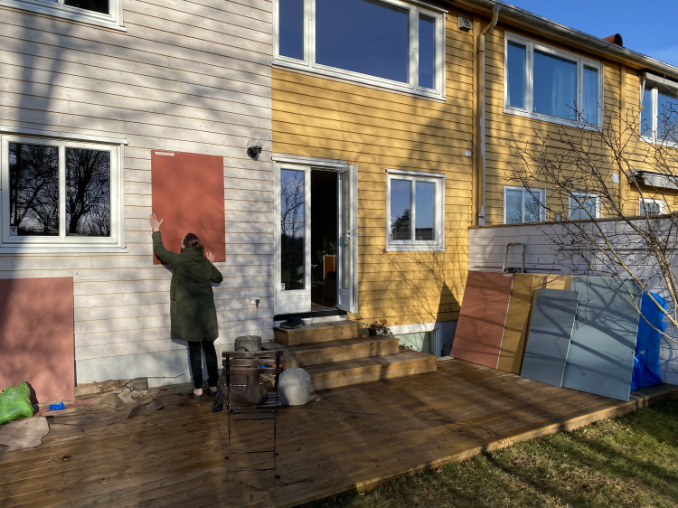 Test av fargeprøver på husfasade